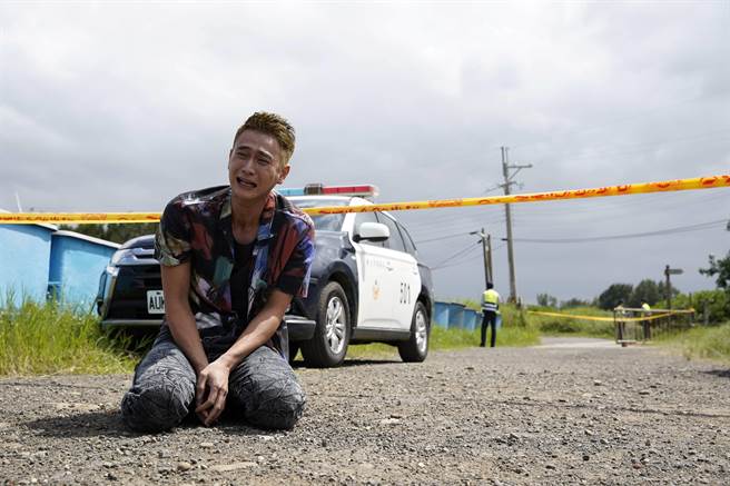 刘冠廷在《第三布局　尘沙惑》中发现女友魏蔓遭分尸崩溃痛哭。（CATCHPLAY提供）