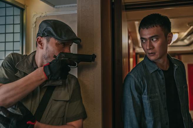 刘冠廷（右）在《第三布局　尘沙惑》遭李铭忠持枪胁迫。（CATCHPLAY提供）