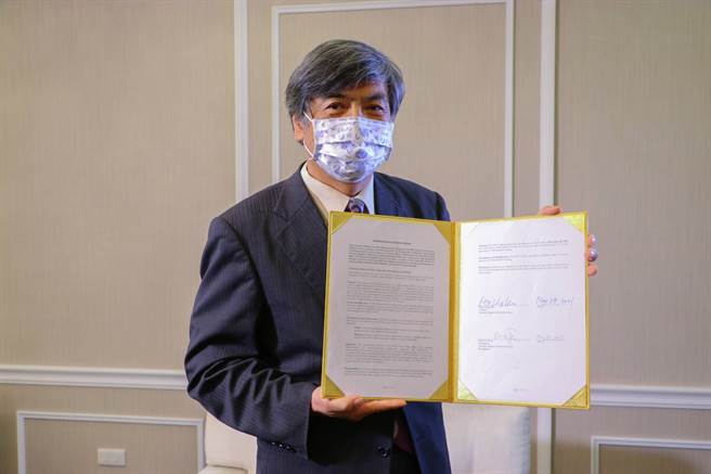 国立政治大学校长郭明政日前签署合作协议书，正式加入「全球未来产学人才培育策略联盟」。（图/国立政治大学提供）

