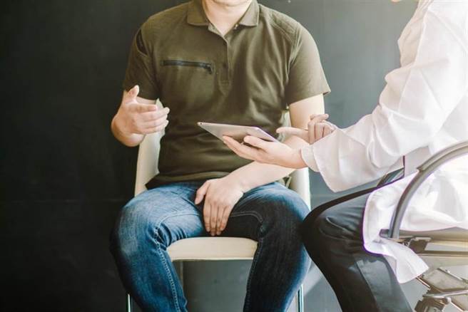 40岁后男人睪固酮减少也会更年期，恢復雄风有解。(示意图/Shutterstock)
