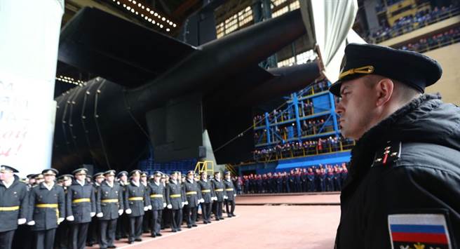 俄罗斯库尔斯克号核潜艇的首艘衍生型别尔哥罗德号核潜艇，于2020年4月下水，它长184米、宽18.2米，排水量2.4万吨，是俄罗斯现役体型最长的潜艇。（图／卫生通讯社）