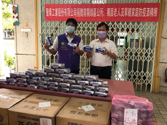 台南市议员许又仁媒合圣泰工业支持捐赠酒精纸巾助弱势。（曹婷婷摄）