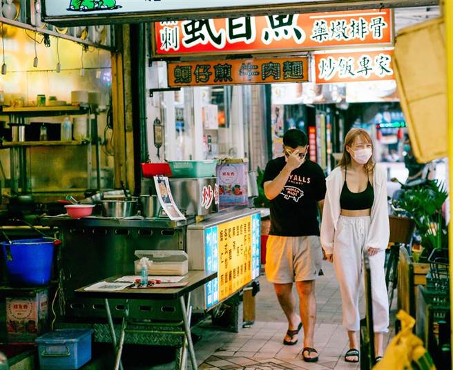 不少民眾迫不及待前來消費。(郭吉銓攝)