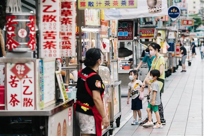 攤商焦急等待，盼顧客上門。(郭吉銓攝)
