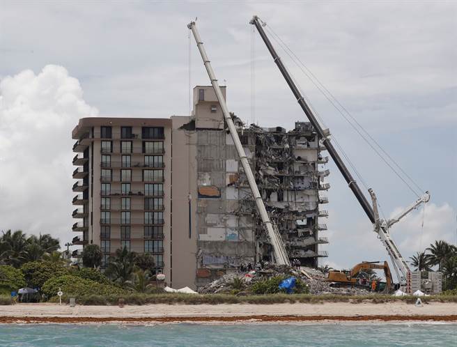 《华尔街日报》报导，香普兰大厦南栋的顶楼加盖结构，让其总高度违反当时瑟夫赛德镇的建筑法规。（图／路透社）