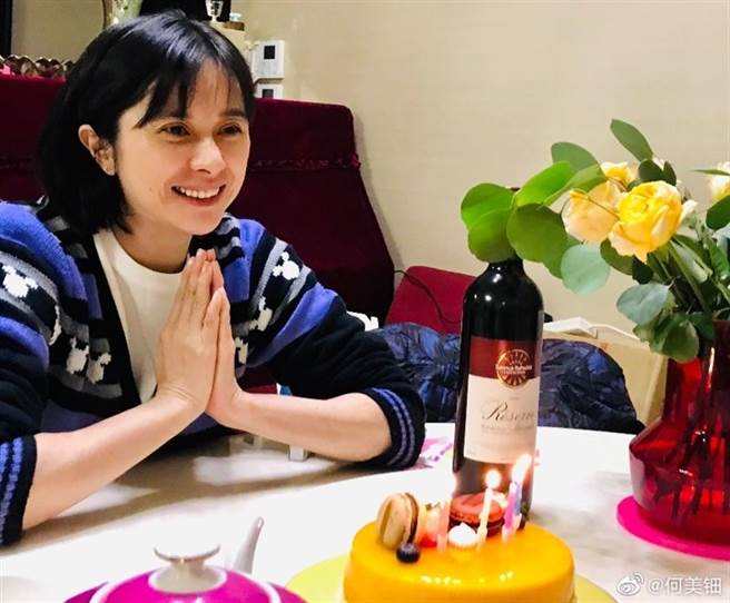 何美钿就算素顏仍看得出来是大美人。（图/翻摄自微博）