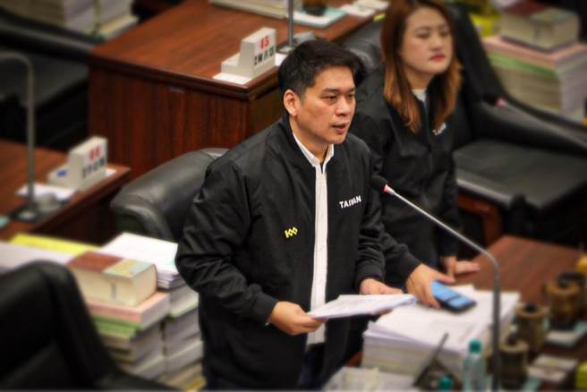 针对桥科环评卡关，高市议员李柏毅提解方吁中央地方这么做。（李柏毅提供）