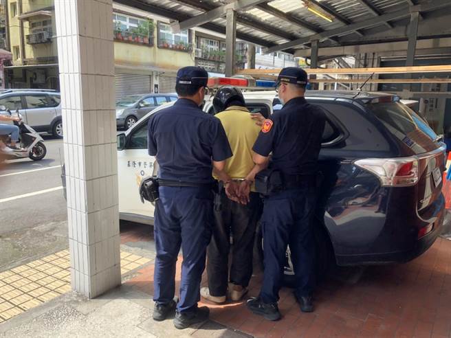 张姓男子持螺丝起子朝吴姓女子腹部攻击，遭警方逮捕。（翻摄照片／陈彩玲基隆传真）