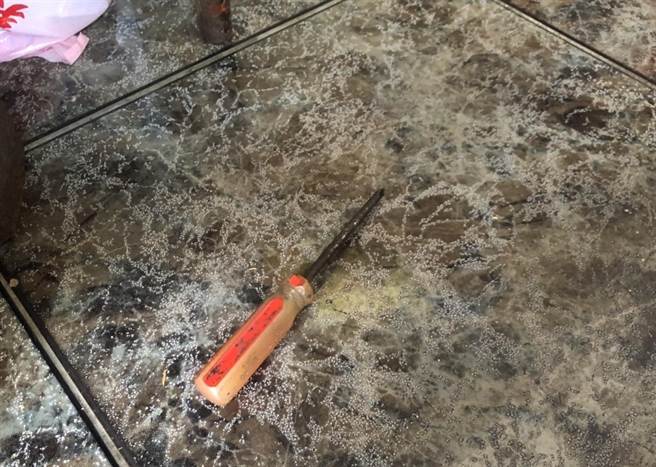 张姓男子持螺丝起子朝吴姓女子腹部攻击。（翻摄照片／陈彩玲基隆传真）