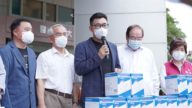 国民党主席江启臣表示，挺医护捐物资，帮医护人员就是帮我们自己。(图:国民党文传会提供)