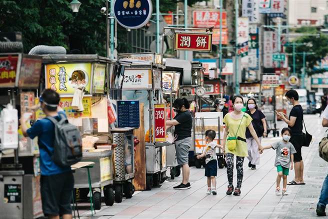 台北市长柯文哲28日抢先宣布北市夜市「微解封」，有条件开放民眾外带。（郭吉铨摄）
