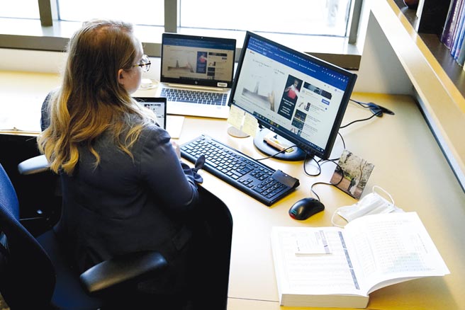 因疫情而起的远距办公已成常态，微软、苹果发表的两大作业系统更新再度验证这个趋势。图／美联社