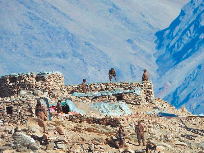 印度已向中印邊境至少增兵5萬，歷史性地對中方採取轉守為攻的態勢。（美聯社）