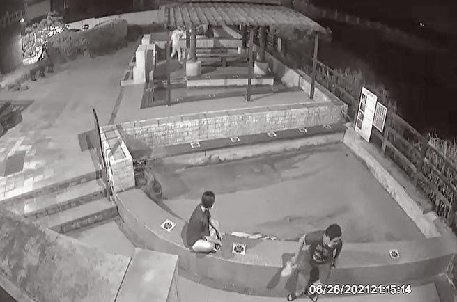 4名遊客無視防疫規定，26日晚間9時許翻越圍籬闖入新北市磺港戶外泡腳池，未戴口罩擅自開燈、放水泡腳。（金山區公所提供／葉書宏新北傳真）