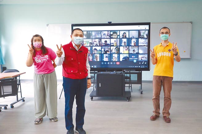 全国三级警戒实施停课不停学，孩子们宅在家防疫学习，新北市长侯友宜（见图中）28日到新庄区中港国小附设幼儿园为教师加油打气，与孩子一同线上游戏。（新闻局提供）