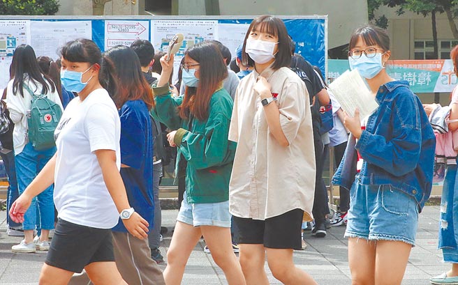 大学考招新制度明年起实施，分科测验成绩由100分制改为45级分制。图为110学年度四技二专统一入学测验。（赵双杰摄）