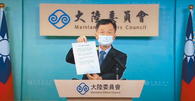 因拒签「一中承诺书」，我驻澳门办事处代理处长陈佳鸿27日返台。图为陆委会主委邱太三日前召开线上记者会说明，我驻港办派驻人员赴任受阻情况。（陆委会提供）