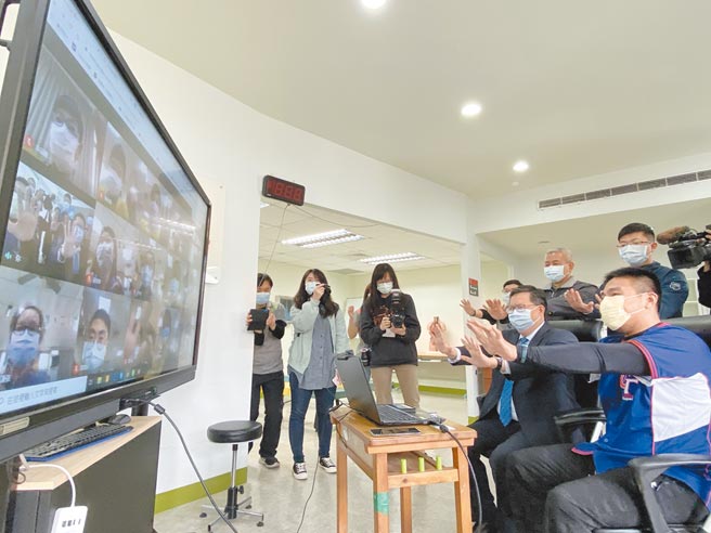 桃園創新服務將實體活動轉為有趣的線上互動，像是「停課不停學」和「雙語小學堂學習進行式」、「桃園市國中名師講座」線上直播學習課程，確保孩子學習不中斷。（蔡依珍攝）