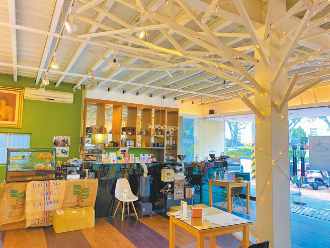 逗点青少年公益商店配合防疫停止内用，目前只能靠咖啡和餐点外送营运。（张秀菊基金会提供／卢金足台中传真）