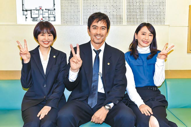 新垣結衣（右起）驚喜客串《東大2》，合體阿部寬、長澤雅美。（摘自推特）