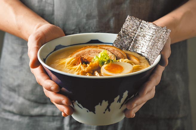 贾静雯品牌「贾以食日」，新推出博多拉麵豚骨风味，3入360元。（贾以食日提供）