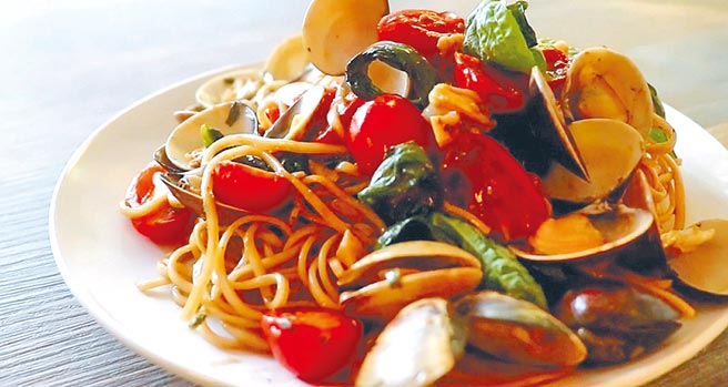 创意乾麵吃法：葱油罗勒蛤蜊麵。（老妈拌麵提供）