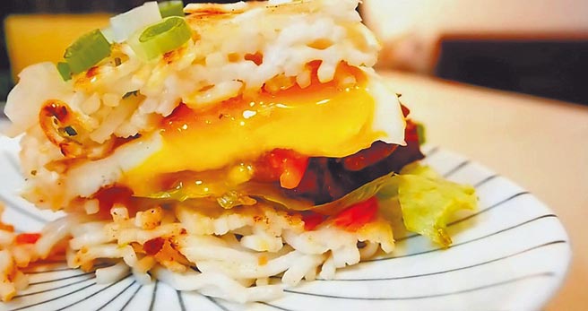 创意乾麵吃法：创意麵汉堡。（老妈拌麵提供）