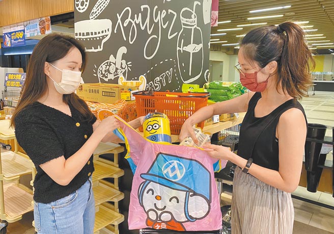 全联减塑行动，将在台北、高雄各两间门市设置环保袋租借机。（全联提供）