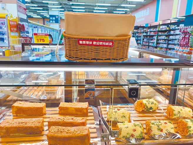 爱买烘焙区提供纸袋，单月估可省下塑胶袋量3成。（爱买提供）