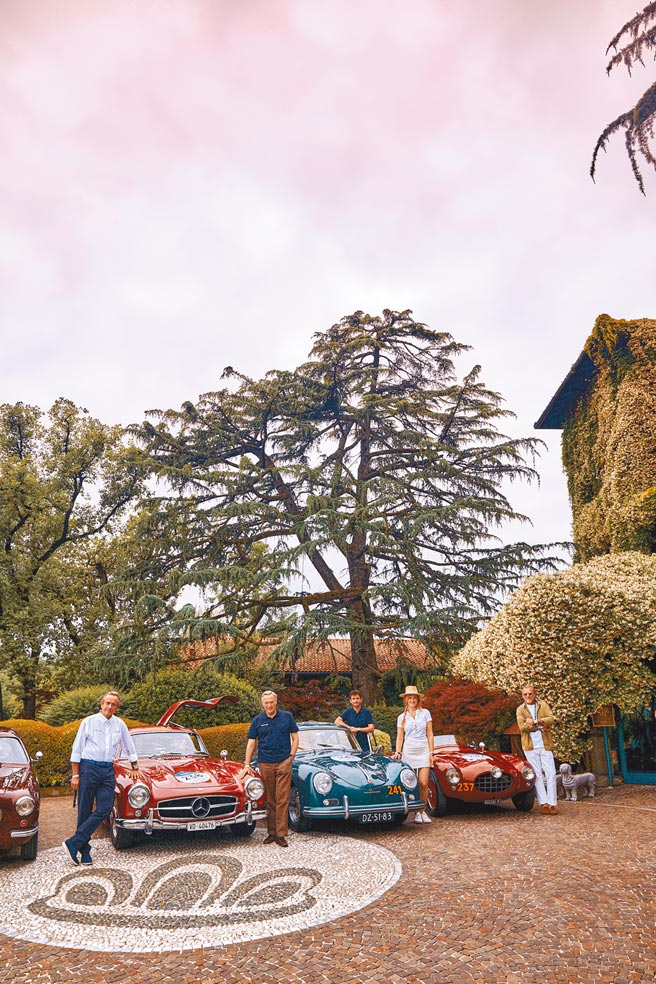 萧邦车队在行前合影，等待出发。（CHOPARD提供）