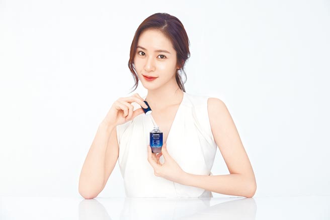 AHC代言人Krystal郑秀晶。（AHC提供）