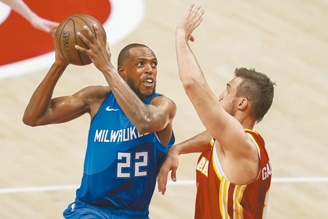 无视对方贴防，米德顿（左）照样持球切入。（路透）