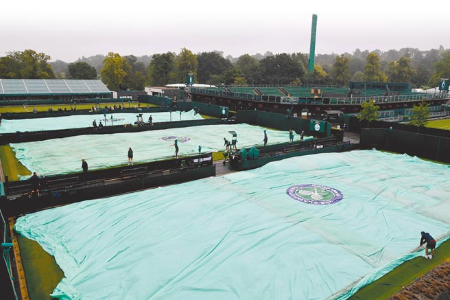 温布顿网赛开打首日就碰雨神干扰。（路透）