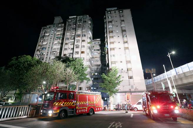 警消获报赶抵现场，火势并未扩大，无人伤亡。（黄世麒摄）