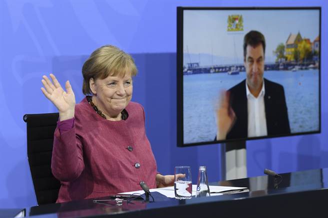 最初公开示范混打疫苗的名人是德国总理梅克尔，她的第1剂接种阿斯利康疫苗，第2剂接种莫德纳。从此混打疫苗在国际上受到极大关注。（图／美联社）