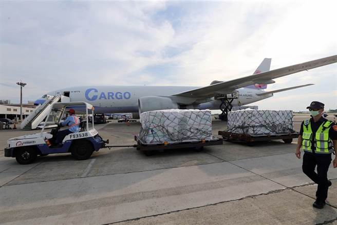 美國捐贈台灣250萬劑莫德納疫苗，由華航CI5169專機載運，20日傍晚4時30分抵達桃園機場。（陳麒全攝）