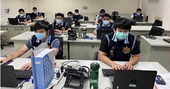 本土疫情大爆发以来，员警取消路检和巡逻，工作内容改成协助疫调并寻找确诊失联者，还有取缔未戴口罩者。（图／警方提供）