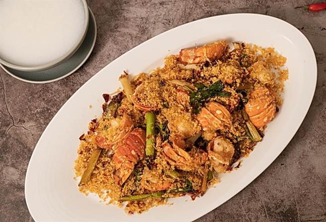 台北美福大饭店「潮粤坊」推出的「避风塘风味肉肉龙虾」，附赠港式清粥让客人搭配。（图／台北美福饭店)