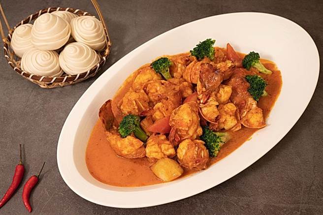 台北美福饭店推出的「港式红咖哩龙虾佐银丝卷」，是以南洋风味咖哩酱烹制，风味辛香微辣。（图／台北美福大饭店）