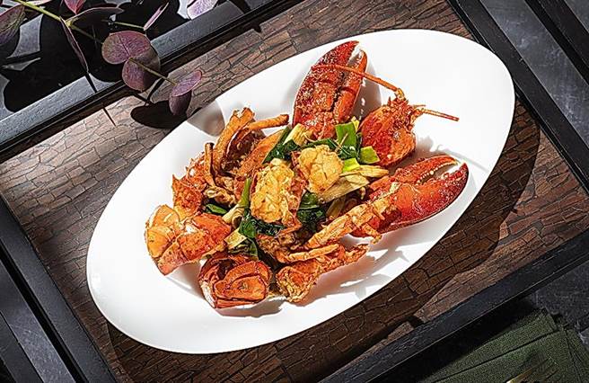 香格里拉台北远东国际大饭店「香宫」大厨烹制的「 姜葱炒波士顿龙虾」，有牛油和姜、葱香。（图／香格里拉台北远东国际大饭店）