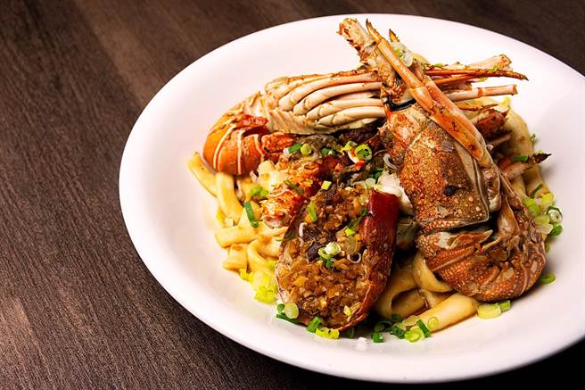 台北六福万怡酒店推出外带外送新菜单，其中有「台式蒜味龙虾佐手工粿条」。（图／台北六福万怡酒店）