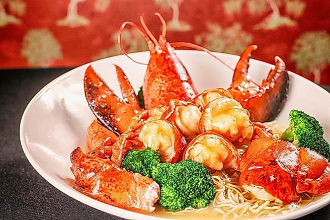 维多丽亚酒店〈168 PRIME〉推出「广式龙虾捞麵」，先将龙虾油炸再以上汤煨煮，然后加入姜、葱提味后与港式生麵一同拌炒。（图／维多丽亚酒店）