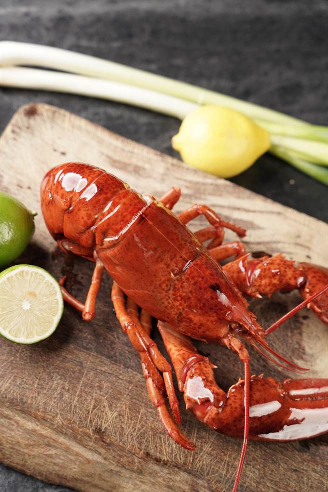 台北君品酒店「云轩」西餐厅，是第一家推出「水煮加拿大活龙虾」外卖促销的餐厅。（图／台北君品酒店）