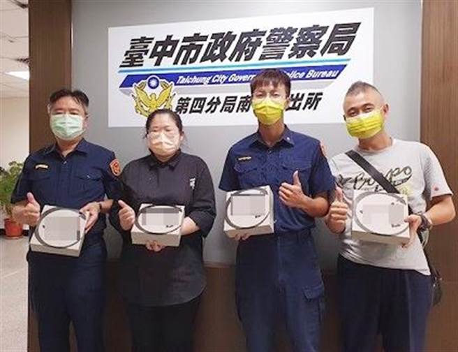 台中市鳗鱼饭店业者，为体恤警方于疫情期间的辛劳努力，特准备300颗鳗鱼肉粽，赠予第四分局南屯派出所慰劳员警。（警方提供）