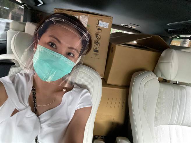 「抗疫女神」賈永婕近日忙著送醫療物資奔波。（圖／取材自賈永婕的跑跳人生臉書）