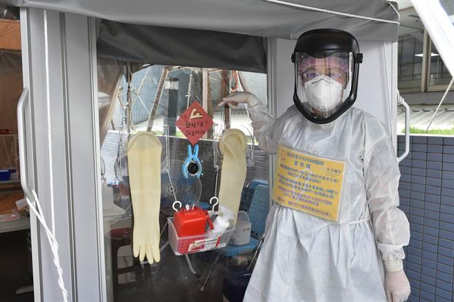 澄清醫院住院醫師曾依晴在疫情嚴峻下，自動請纓前進防疫第一線，親手完成超過兩千多人的篩檢。（澄清醫院提供／馮惠宜台中傳真）