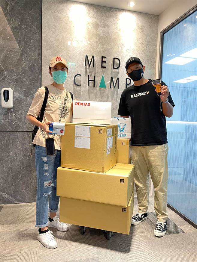 黑人响应贾永婕，拿出球团的罚金捐4组电子影像喉头镜。（图／FB@贾永婕）