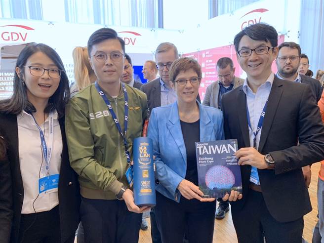 德国国防部长康坎鲍尔（Annegret Kramp-Karrenbauer）(右二)(图／中央社)