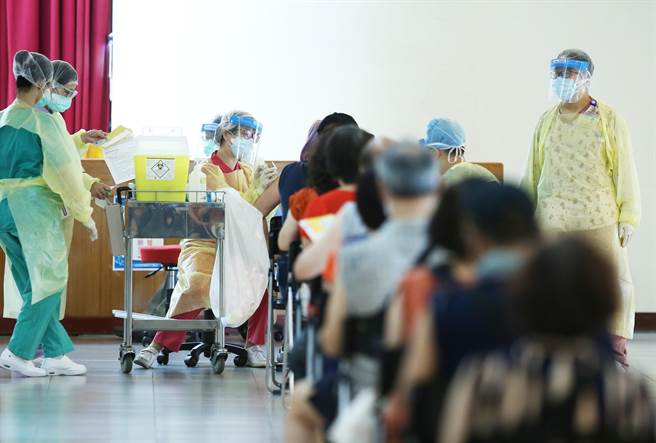 圖為民眾施打疫苗。（資料照）