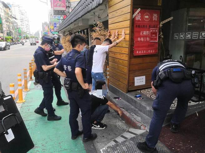 警方查獲3名男子攜帶空氣槍。（翻攝畫面）